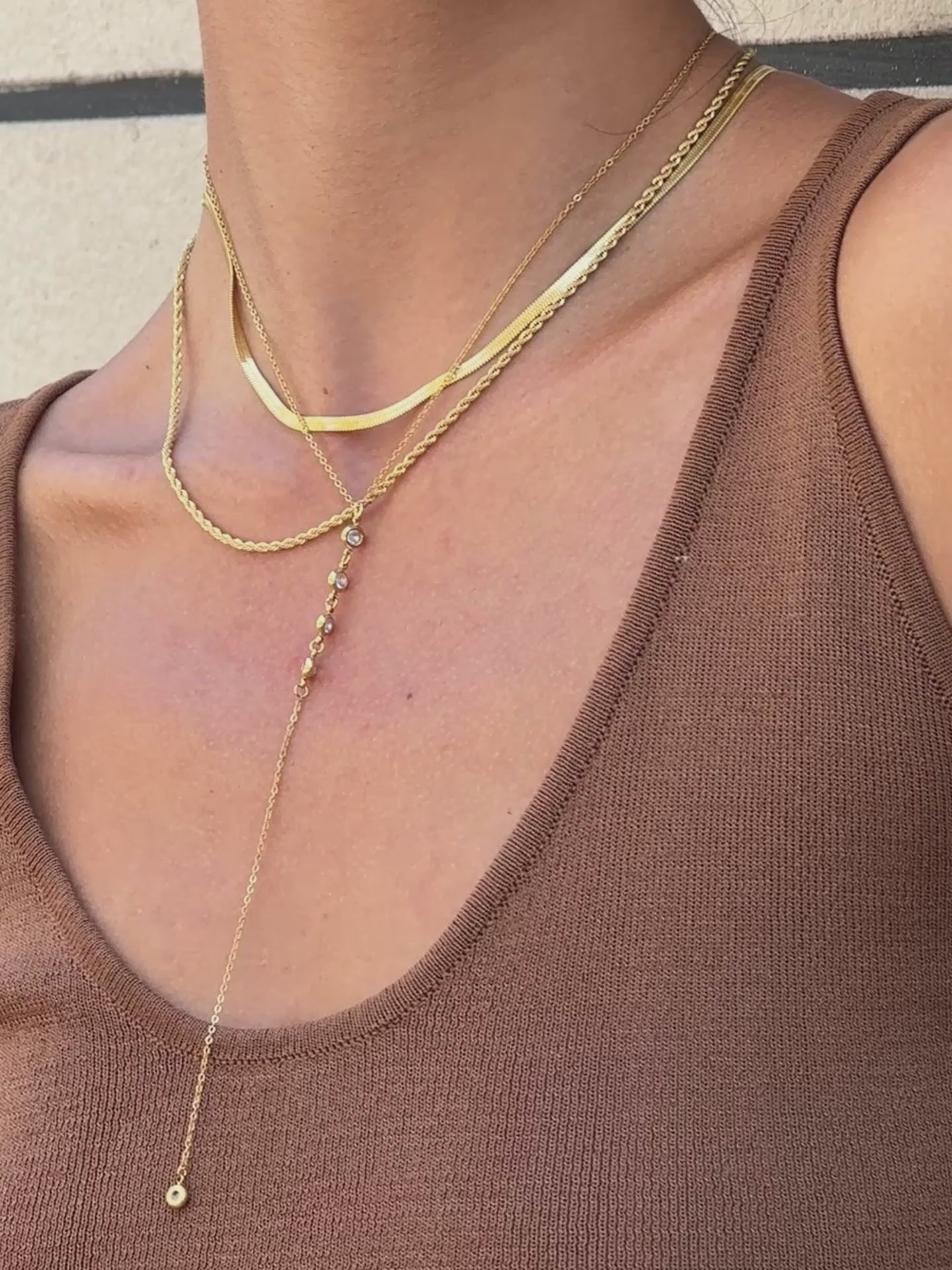 Video de varios collares de acero inoxidable bañado en oro de 18 quilates